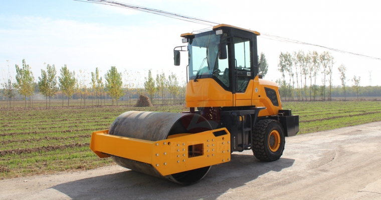 驾驶式压路机“；；；て琳稀薄寰部刂葡低